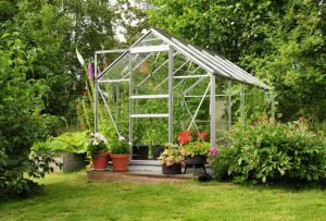 Comment bien équiper une serre de jardin ?