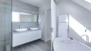 La rénovation d'une salle de bain exige l'aide de professionnels