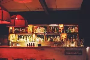 Comment aménager un bar tendance dans sa cave ?