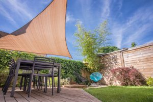 Comment fixer un voile d&rsquo;ombrage sur une terrasse ?