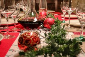 Vaisselle jetable pour Noël : idées créatives pour une table festive et sans souci
