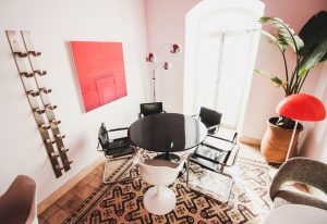découvrez une sélection de chaises contemporaines pour un intérieur moderne et élégant. trouvez des chaises design et sophistiquées pour sublimer votre décoration intérieure.