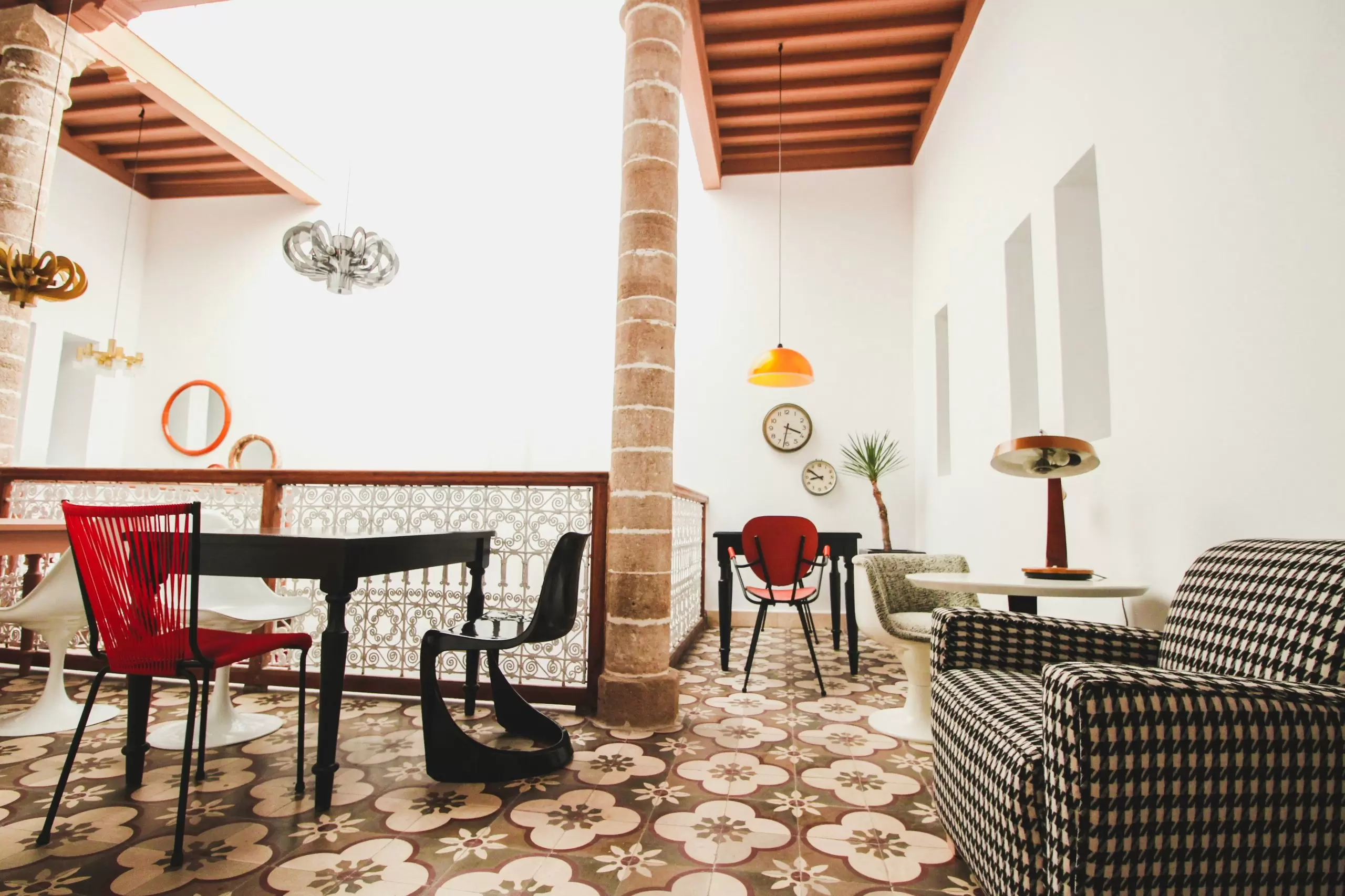 découvrez notre sélection de chaises contemporaines pour apporter une touche moderne à votre intérieur.