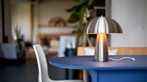 Bleu nuit et acier brossé : illuminez votre coin repas avec élégance