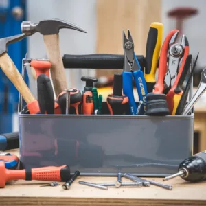 Quels outils de base faut-il absolument avoir chez soi pour des travaux simples ?